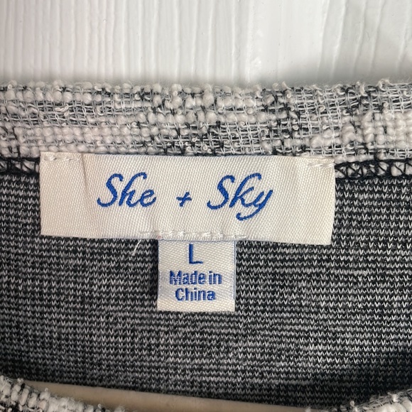 Gorgeous She + Sky dress!  Has pockets and a tie in the front - Picture 4 of 7